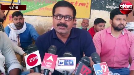 बिजली कटौती से नाराज लोग जिला मुख्यालय पर बैठे धरने पर अधिवक्ताओं ने दिया समर्थन