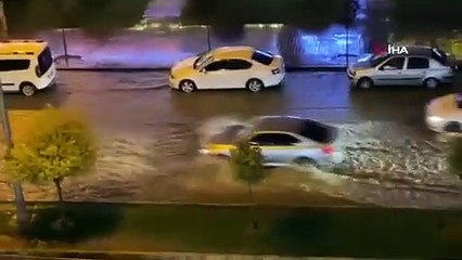 Gaziantep'te sağanak: Yollar göle döndü, uçak seferleri iptal oldu