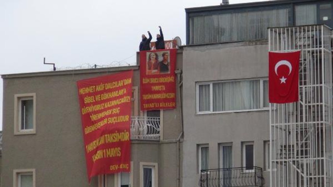 TAKSİM'DE PANKART AÇAN 2 KİŞİ GÖZALTINA ALINDI