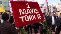 TÜRK-İŞ heyeti Taksim'deki Cumhuriyet Anıtı'na çelenk bıraktı
