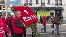 DİSK üyeleri, Taksim'deki Cumhuriyet Anıtı'na çelenk bıraktı