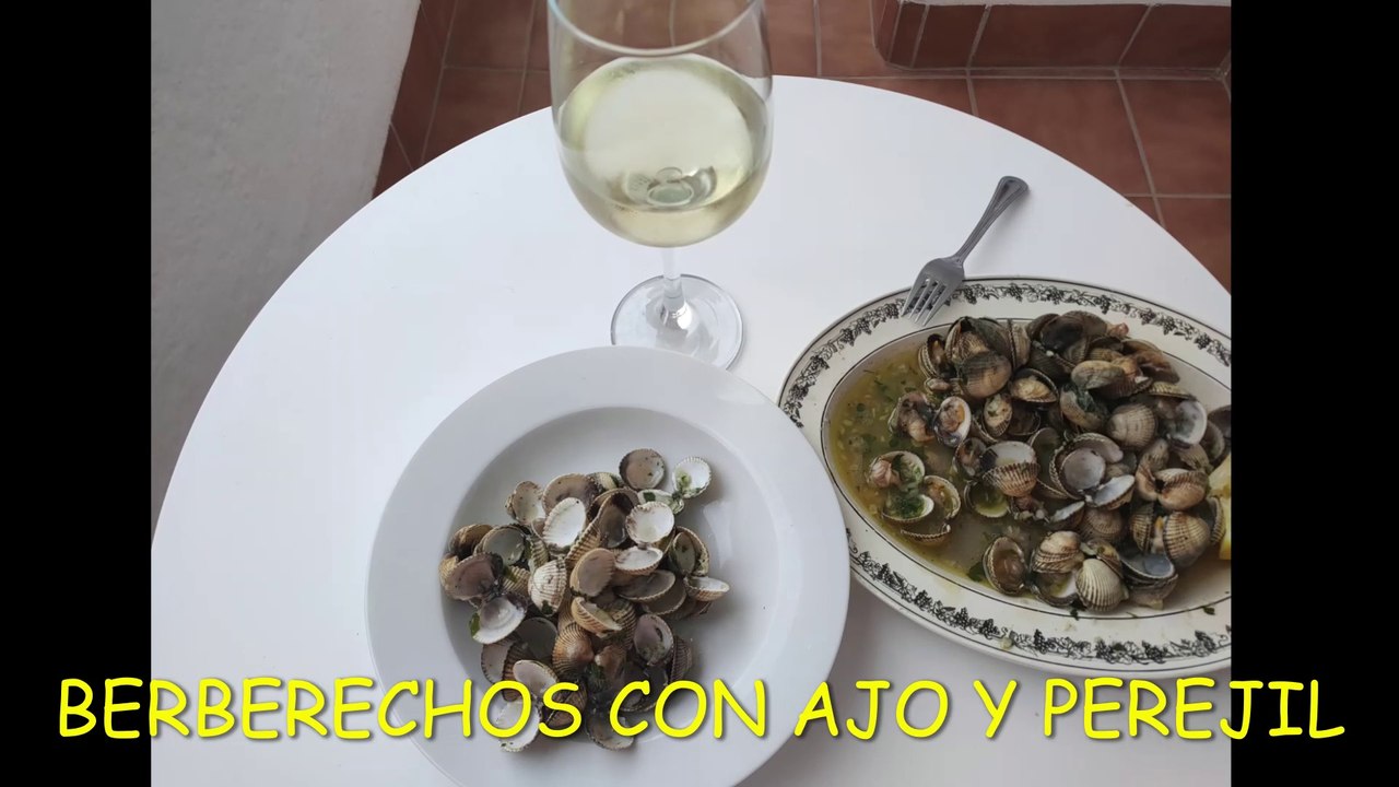 BERBERECHOS A LA PLANCHA CON AJO Y PEREJIL - Receta de berberechos al ajillo . Recetas fáciles