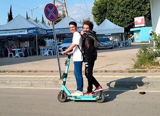 ELEKTRİKLİ SKUTERLE ÇİFT KİŞİLİK TEHLİKELİ YOLCULUKLAR KAMERADA