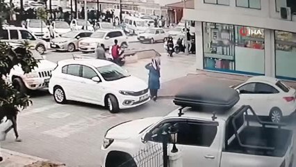 Evine giden kadına araç çarptı, çocukları olanları endişeyle takip etti