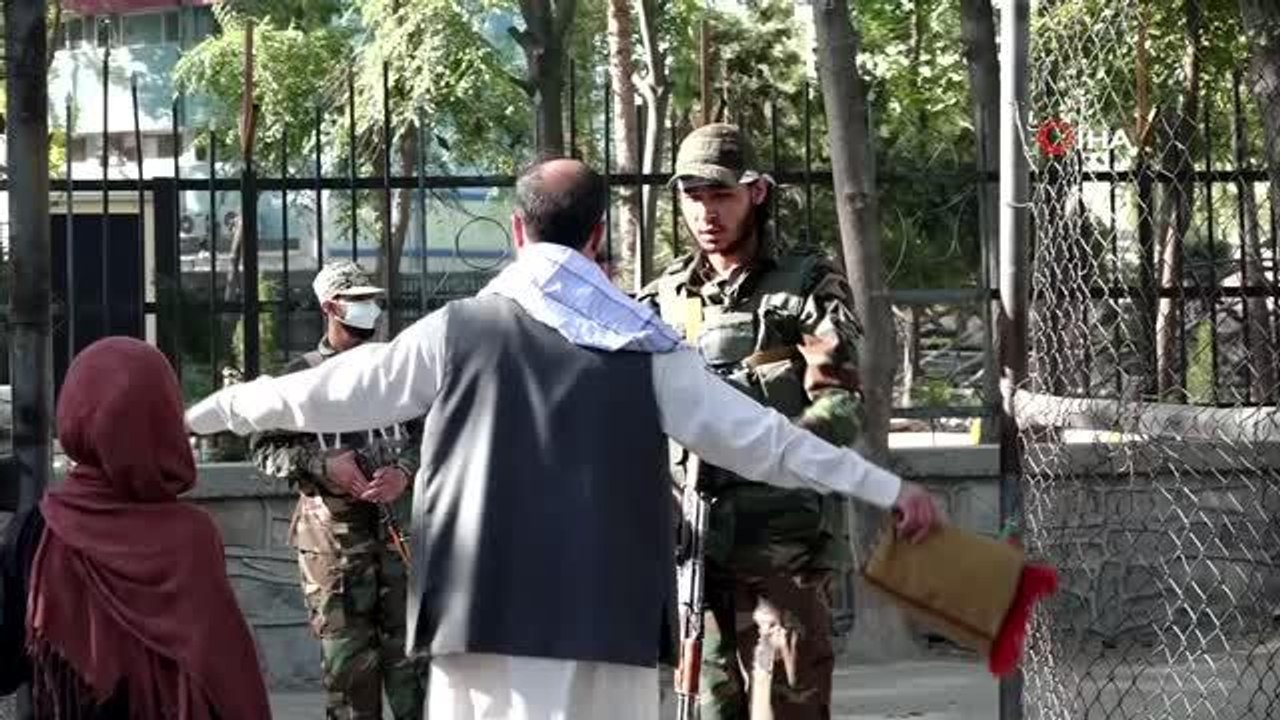 Bugünün Ramazan Bayramı ilan edildiği Afganistan'da bayram namazı kılındı