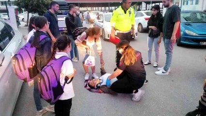 Evine giden kadına otomobil çarptı, kızları endişeyle başında bekledi