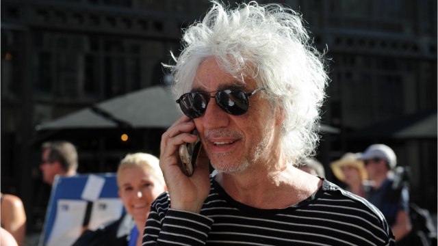 VOICI : Carla Bruni fâchée contre Louis Bertignac : le chanteur s'explique après ses propos sur son ex