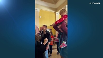 Angelina Jolie visitou crianças órfãs em Lviv