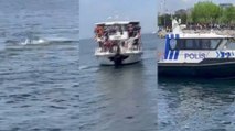 Polis tekneyi iskeleye yanaştırmadı, denize atlayıp barikatı aştı