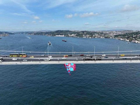 Son dakika haberleri... 15 Temmuz Şehitler Köprüsü'ne asılan Trabzonspor bayrağı havadan görüntülendi