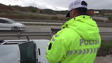 Son dakika haberi: Bayram tatiline giden ailenin bulunduğu otomobil su kanalına devrildi: 4 yaralı