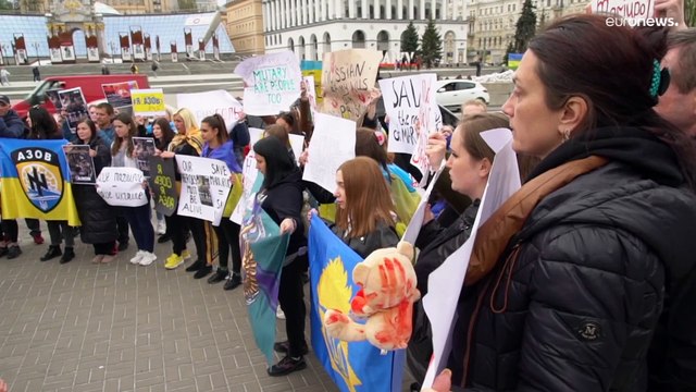 Frauen demonstrieren in Kiew: Können nicht einmal Brot essen, weil unsere Männer hungern