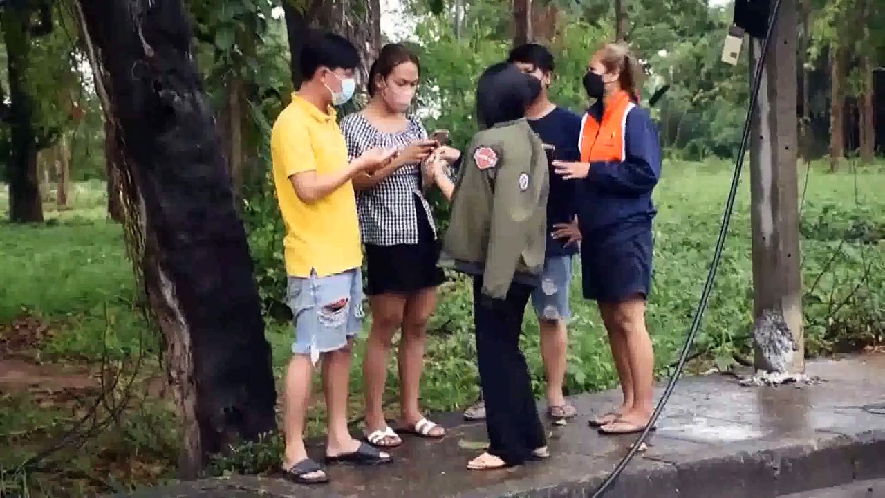 ศรีสะเกษ พายุฝนถล่มต้นยางยักษ์อายุกว่า 100 ปี โ...