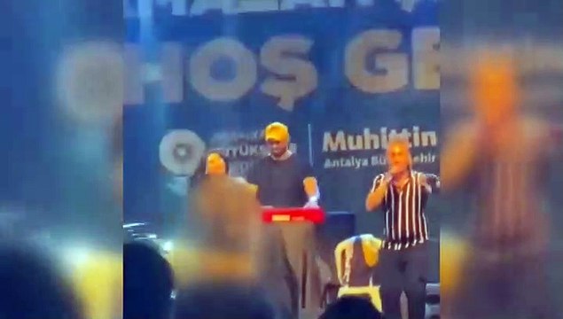 Lağımdan farksız ‘laik’ zihniyetinizle ahlaksızsınız, rezil kepazesiniz, hem İslam hem de millet düşmanısınız! CHP’den sahnede yarı çıplak kadınla ‘Ramazan eğlencesi’!