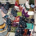 Salat di Masjid, Mukena Ibu-Ibu Kompleks Ini Bikin Salfok