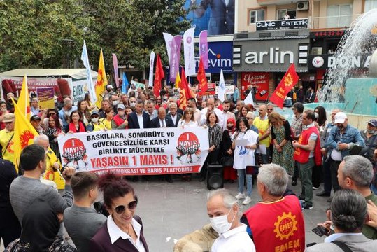 Manisa Emek, Demokrasi ve Barış Platformu üyeleri basın açıklaması yaptı