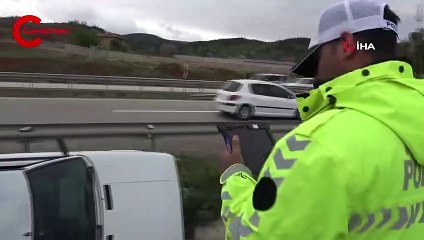 Bayram tatiline giden ailenin bulunduğu otomobil su kanalına devrildi 4 yaralı