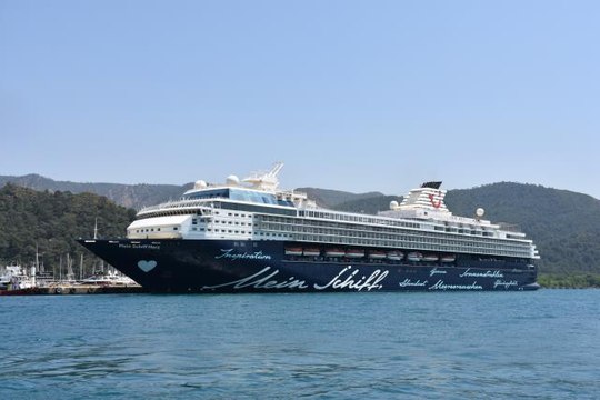 Malta bayraklı kruvaziyer Mein Schiff Herz Marmaris'e geldi
