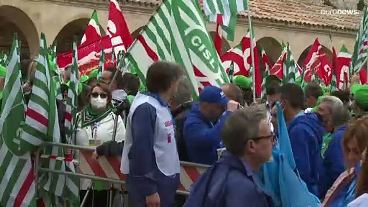 Mai-Demos für Frieden und soziale Gerechtigkeit - Moskauer Putin-Anhänger zeigen das 'Z'