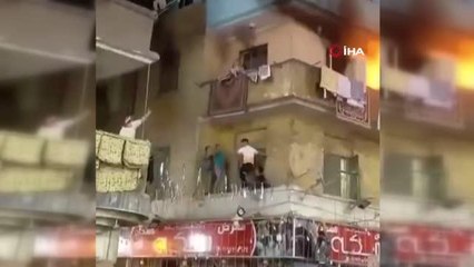Mısır'da alevlerin ortasında kalan çocuk balkondan atladı
