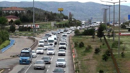 43 ilin geçiş güzergahındaki Kırıkkale'de trafik yoğunluğu