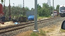 Yolcu treni hemzemin geçitte traktöre çarptı: Sürücü öldü