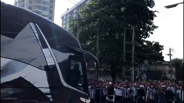 Delegação do Botafogo é recebida com muita festa pela torcida no Nilton Santos