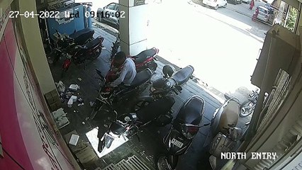 अस्पताल की पार्किंग से यूं चुराई बाइक, सीसीटीवी कैमरे में कैद हुआ चोर