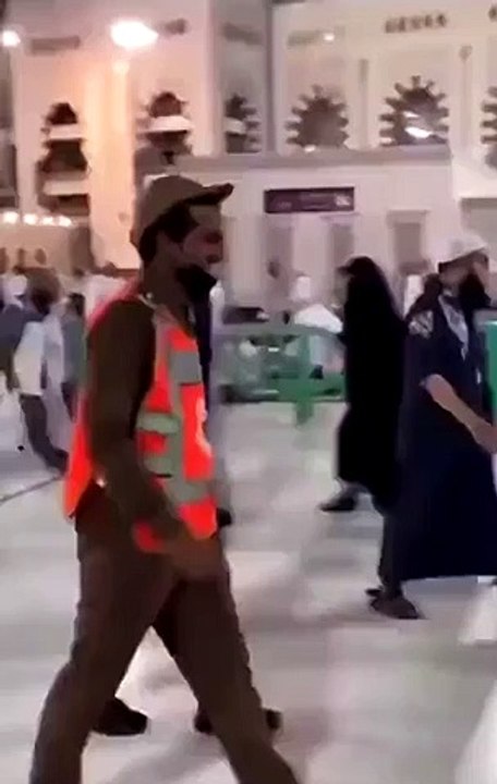 فيديو مؤثر للحظة لقاء رجل أمن وأمه في الحرم المكي