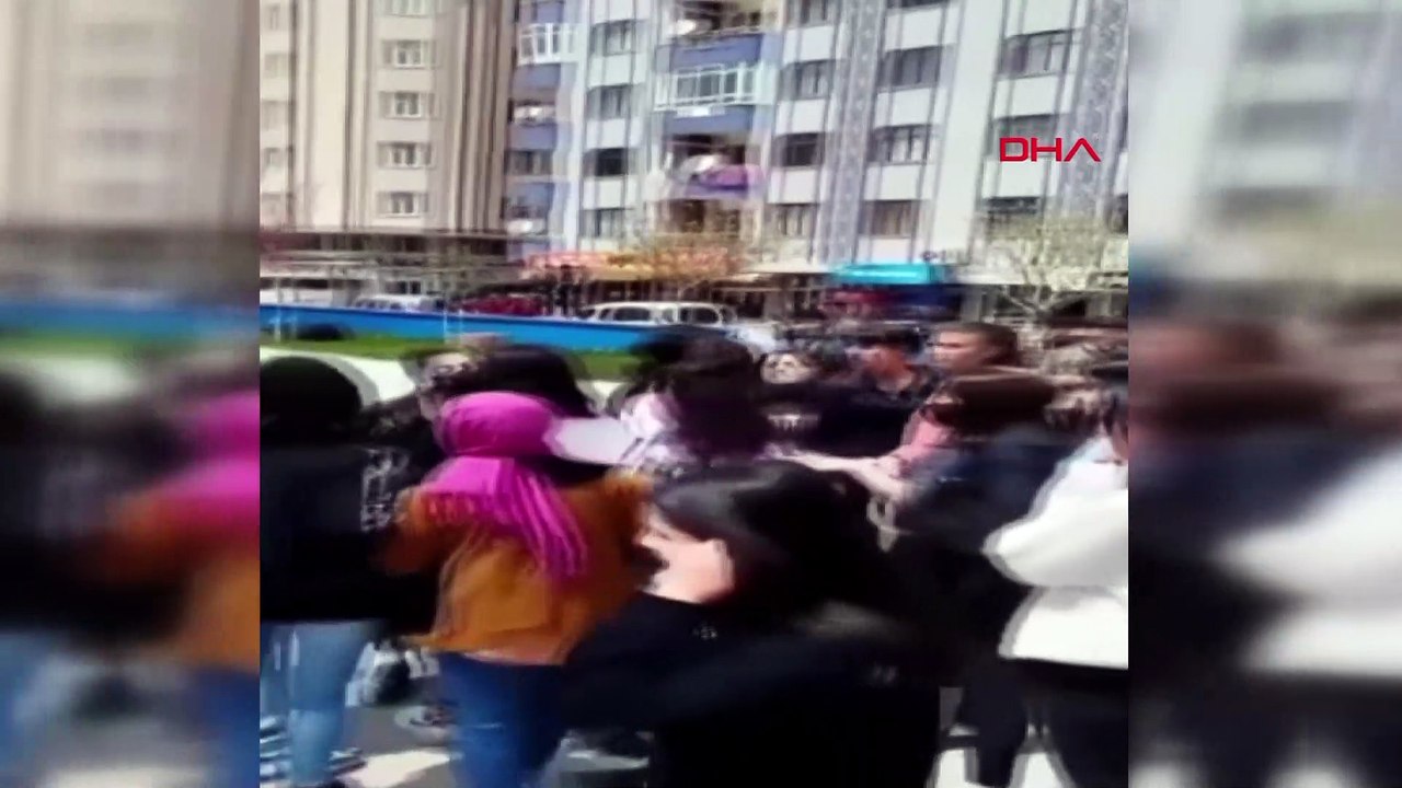 Van’da liseli kızlar birbirine girdi, erkekler tezahürat yaptı