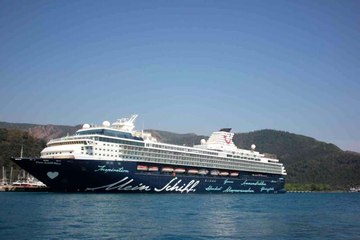 Marmaris'e gelen dev yolcu gemisi esnafın yüzünü güldürdü