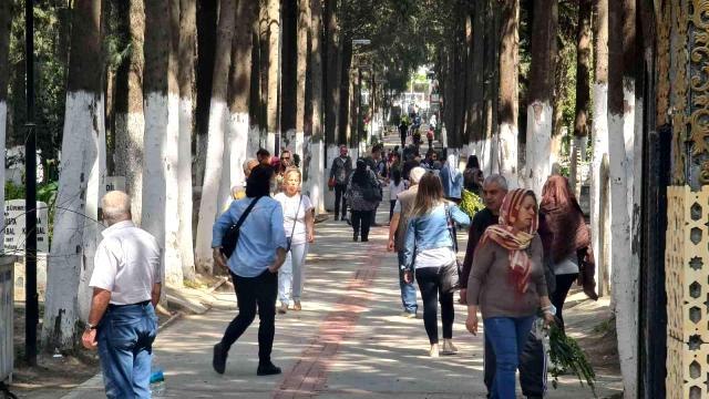 Kuşadası'nda mezarlıklar ziyaretçi akınına uğradı