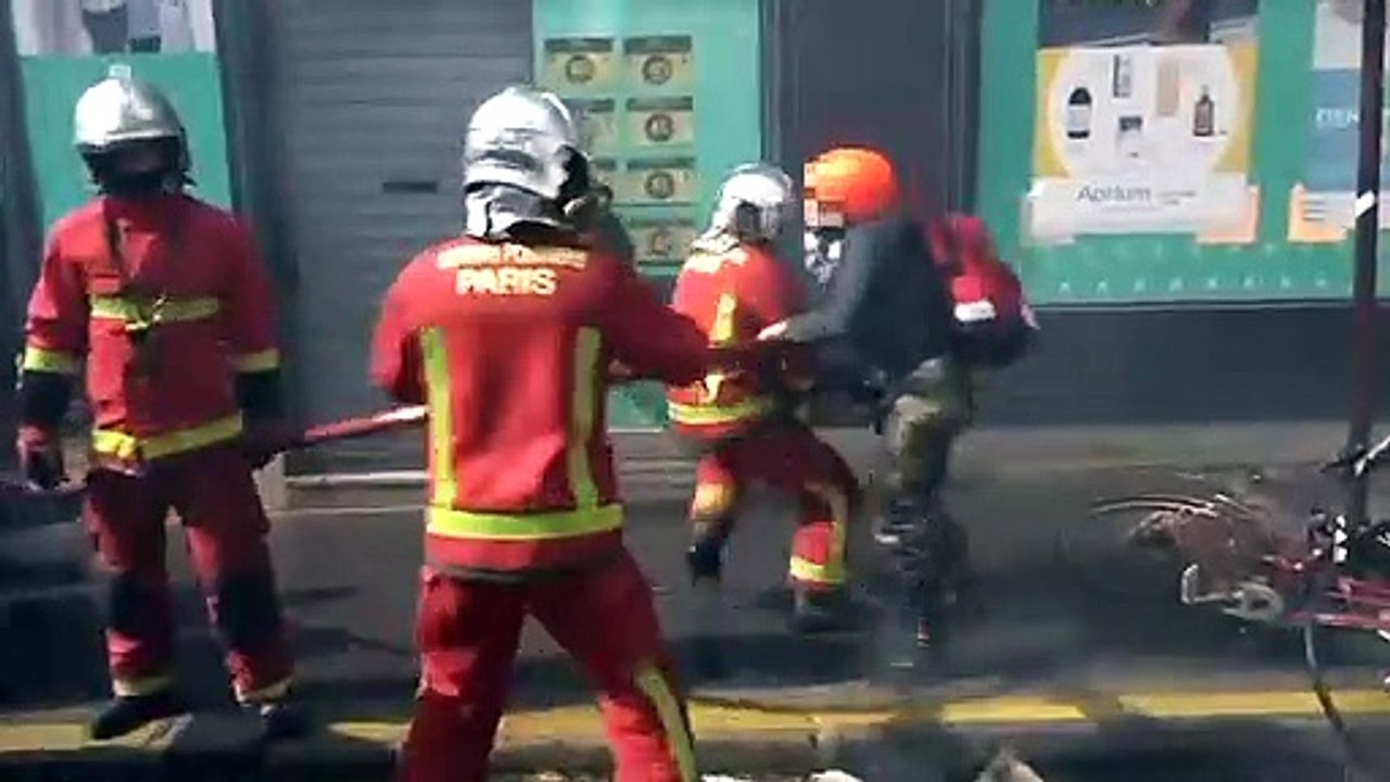 1er Mai - Regardez les images révoltantes d'un pompier qui se fait frapper par un black bloc alors qu'il tente d'éteindre un feu de poubelles dans la rue -