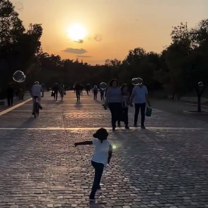 Χριστίνα Κοντοβά: Tα Σαββατοκύριακα στο ηλιοβασ...