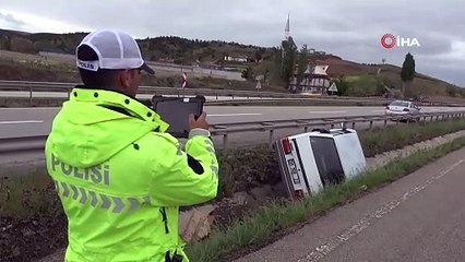 Bayram tatiline giden ailenin bulunduğu otomobil su kanalına devrildi: 4 yaralı