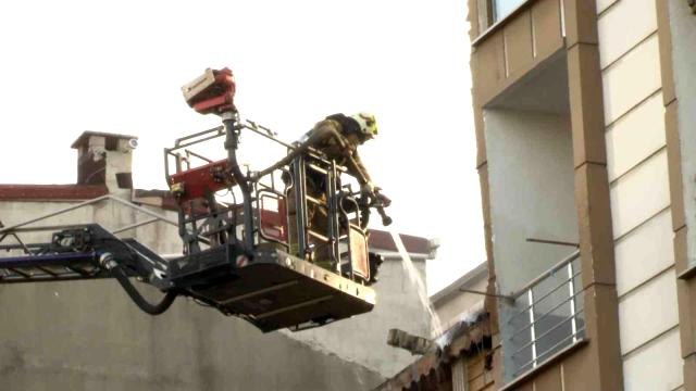 Esenyurt'ta 3 katlı binanın çatısında yangın çıktı