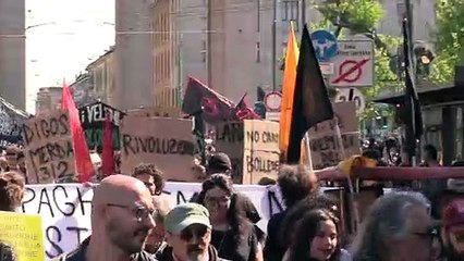 Milano, corteo del Primo Maggio: slogan, musica, danze, lavoro e no alla guerra