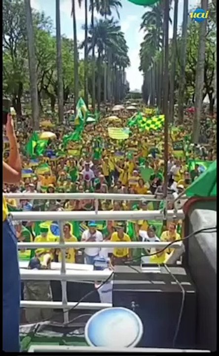 Bolsonaristas se reúnem na Praça da Liberdade, em BH, no Dia do Trabalho