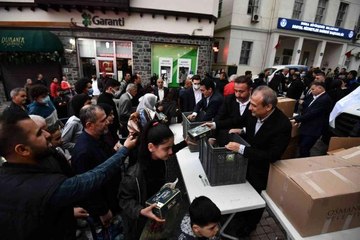 Başkan Dündar esnaf ve vatandaşlara iftariyelik dağıttı