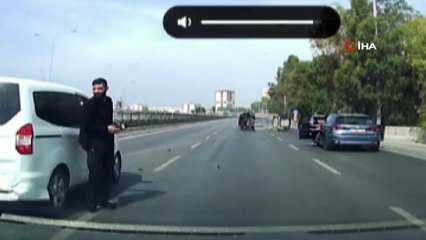 Hafif ticari araç dehşet saçtı! Otomobile takla attırdı, trafiği savaş alanına çevirdi