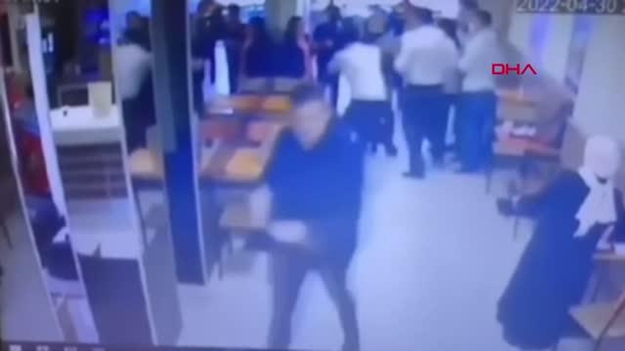 BOĞAZINA YEMEK KAÇAN KADININ 'HEİMLİCH MANEVRASI' YÖNTEMİYLE HAYATINI KURTARDI