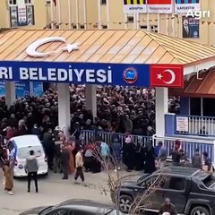 Ağrı’da uzun kuyruk… millet birbirini ezdi!