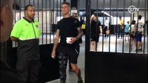 Zagueiro Philipe Sampaio sai do vestiário do Botafogo com a perna imobilizada e ganha carinho do filho