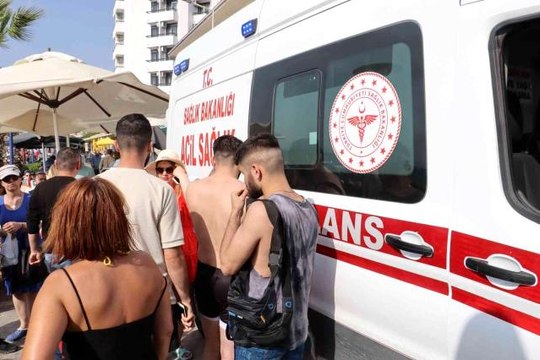 Serinlemek için girdiği denizde boğulma tehlikesi geçirdi