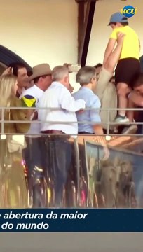 Bolsonaro carrega criança durante visita a Minas