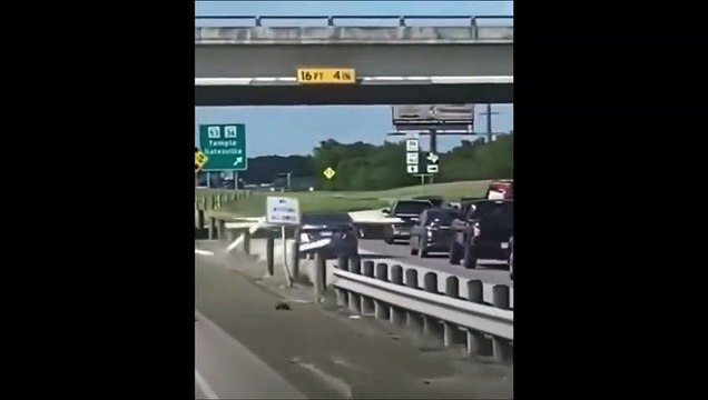 Il charge des planches n'importe comment dans sa voiture et va vite le regretter