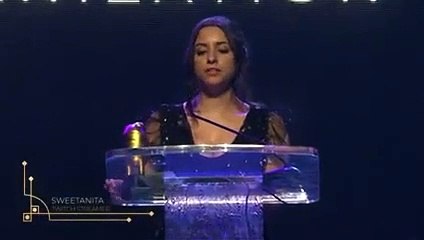 Atteinte du Syndrome de la Tourette, elle tente de faire un discours