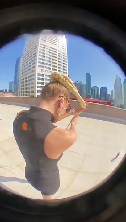 Burcu Esmersoy cüretkâr kıyafetiyle yıllara meydan okudu