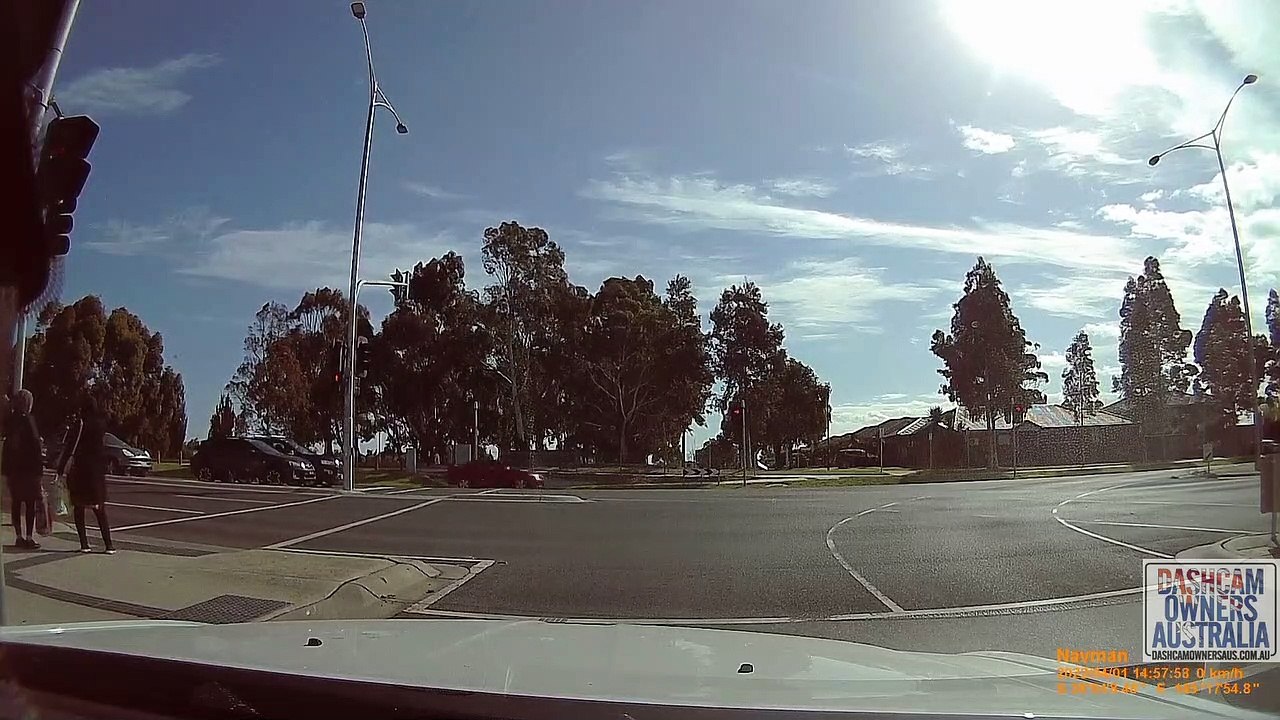 Un motard fait un vol plané