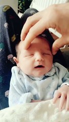 Un bébé aime les papouilles de son papa